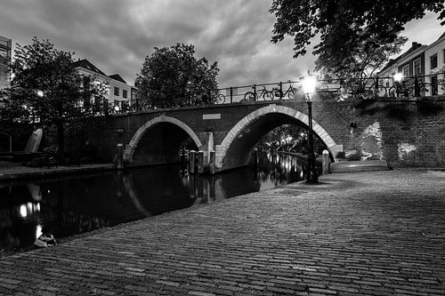 De Vollersbrug in Utrecht over de Oudegracht in de avond (zwartwit)