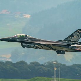 Belgische F-16 Demo Team: de Dark Falcon. van Jaap van den Berg