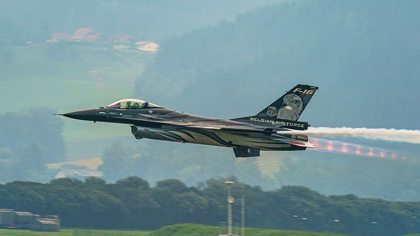 Belgian F-16 Demo Team: the Dark Falcon. by Jaap van den Berg