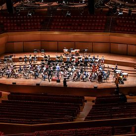 Probe eines Orchesters in einem Konzertsaal von Bob Janssen