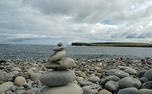 Kilkee Beach is een stenen strand in het dorp Kilkee.