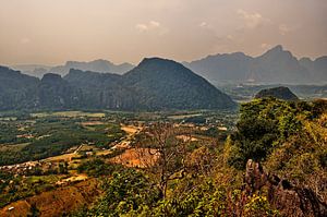 Asiatische Landschaft zwischen Hügeln und unberührter Natur