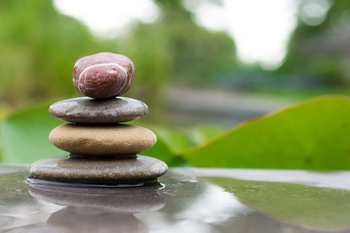 Zen toren in de regen