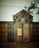Lenoir Weeshuis - Sierlijke houten ingang en historische details