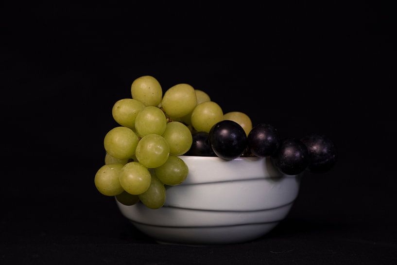 Schaal met verse witte en blauwe druiven van Cilia Brandts