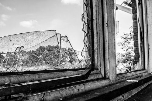 broken window 