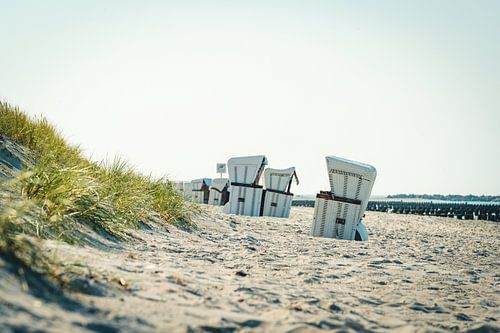 Côte de la mer Baltique avec des chaises de plage près d'Ahrenshoop dans le Fischland Dar� sur Thilo Wagner