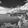 Küste der Insel Korsika im Mittelmeer. SchwarzweissBild. von Manfred Voss, Schwarz-weiss Fotografie