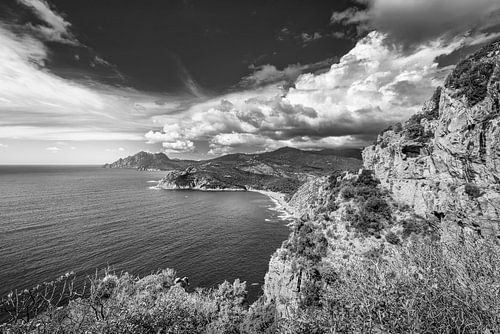 Kust van het eiland Corsica in de Middellandse Zee. Zwart-wit beeld.