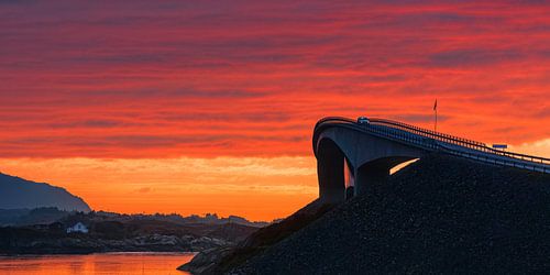 Zonsondergang aan de Atlantic Ocean Road