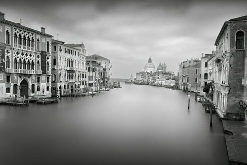 Venetië, Grand canal met zicht op Basiliek Van Santa Maria della Salute van Bjorn Vandekerckhove