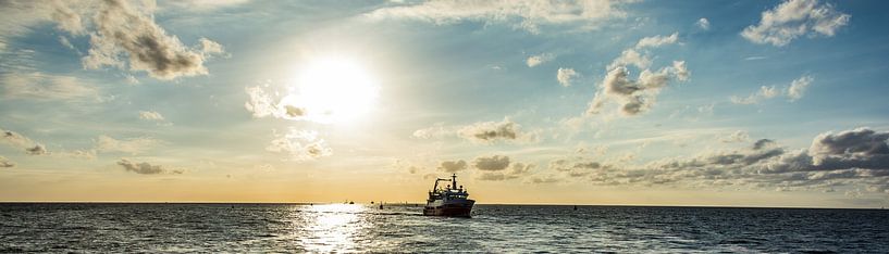 Bateau de pêche en route sur la mer des Wadden vers Harlingen. par scheepskijkerhavenfotografie