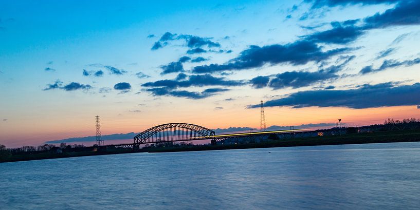 Trein snelt naar zonsondergang von Fokko Erhart