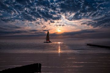 sailing in the sunset van Joachim G. Pinkawa