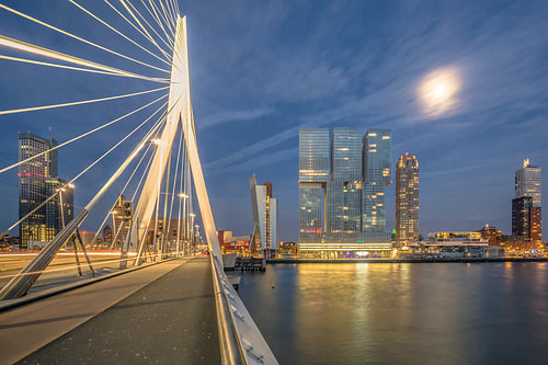 Volle maan boven de Erasmusbrug