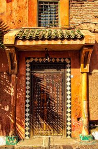 Gevel met oude bruine toegangsdeur in de Medina van Marrakech in Marokko van Dieter Walther