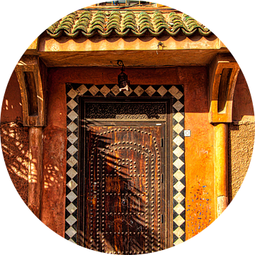 Gevel met oude bruine toegangsdeur in de Medina van Marrakech in Marokko