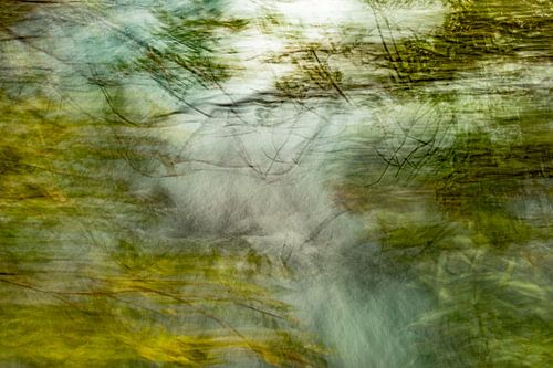 Waterval tussen bomen In Jostedal