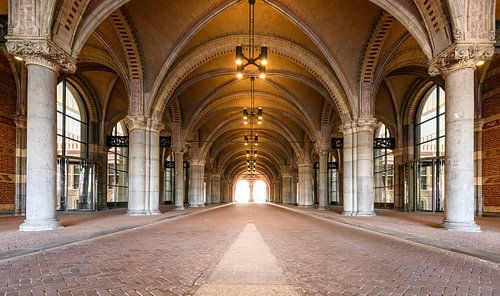 Leeg en verlaten passage onder het Rijksmuseum in Amsterdam