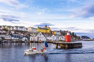Blick auf die Stadt Ålesund mit Molenturm und Fischerboot in No
