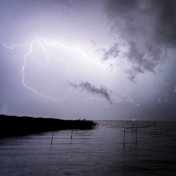 Bliksem en onweer bij het Balatonmeer in Hongarije. Avondnacht van Daniel Pahmeier