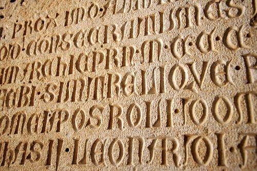 Oud geschrift op steen