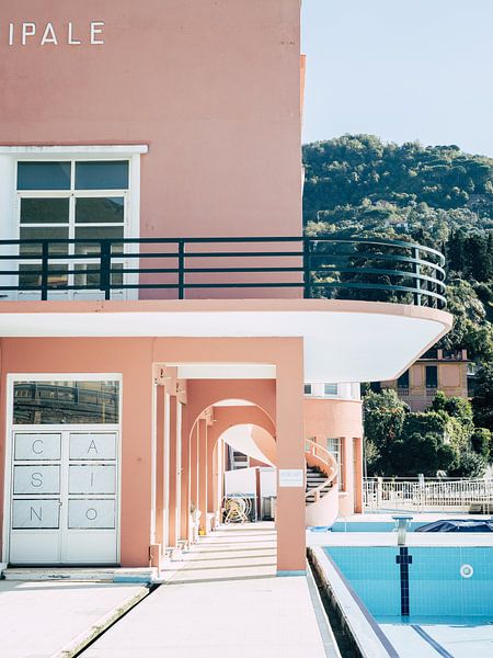 Het roze casino van Levanto | kleurrijke pastel reisfotografie van Ezme Hetharia