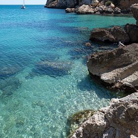 Ruhige Mittelmeerbucht und felsige Küste von Adriana Mueller