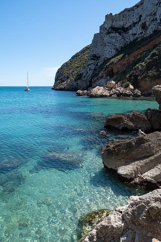 Ruhige Mittelmeerbucht und felsige Küste von Adriana Mueller