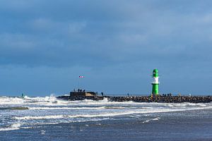 Strand en pier aan de Oostzeekust in Warnemünde bij een staand van Rico Ködder