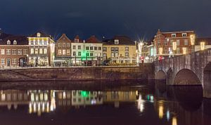 Sfeervolle Roerkade Roermond in de avond van Maurits van Hout