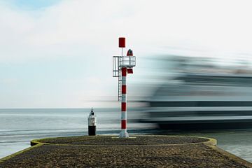 Ferry le long de la jetée sur Everydayapicture_byGerard  Texel