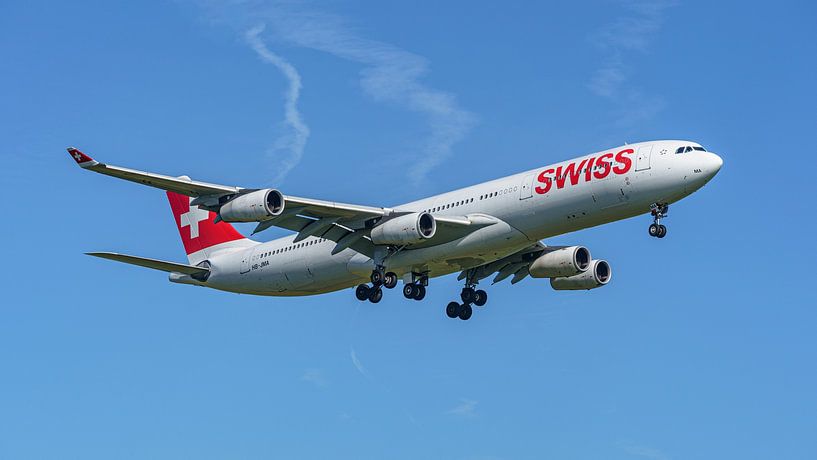 Landing SWISS Airbus A340-300. by Jaap van den Berg