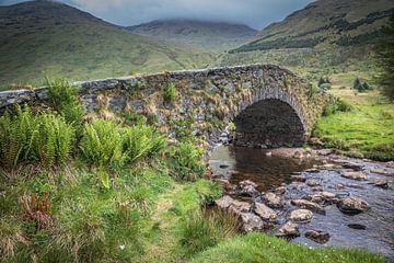 Butterbrug over de rivier Kinglas Water, Cairndow van Christian Müringer