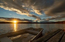 Magische zonsondergang op een Zweeds meer in herfstlicht van Fototante