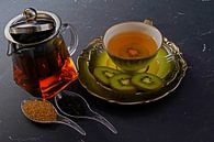 Schwarzer Tee mit Kiwi in einer Tasse, Teekanne, Kiwi in Scheiben von Babetts Bildergalerie Miniaturansicht