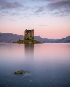 Sehr schönes weiches Licht bei Sonnenaufgang auf Castle Stalker in den schottischen Highlands