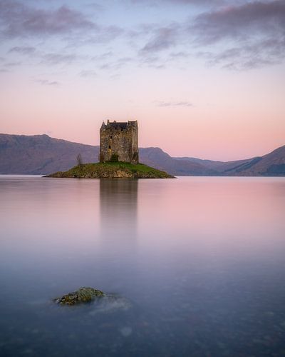 Très belle lumière douce au lever du soleil à Castle Stalker dans les Highlands écossais