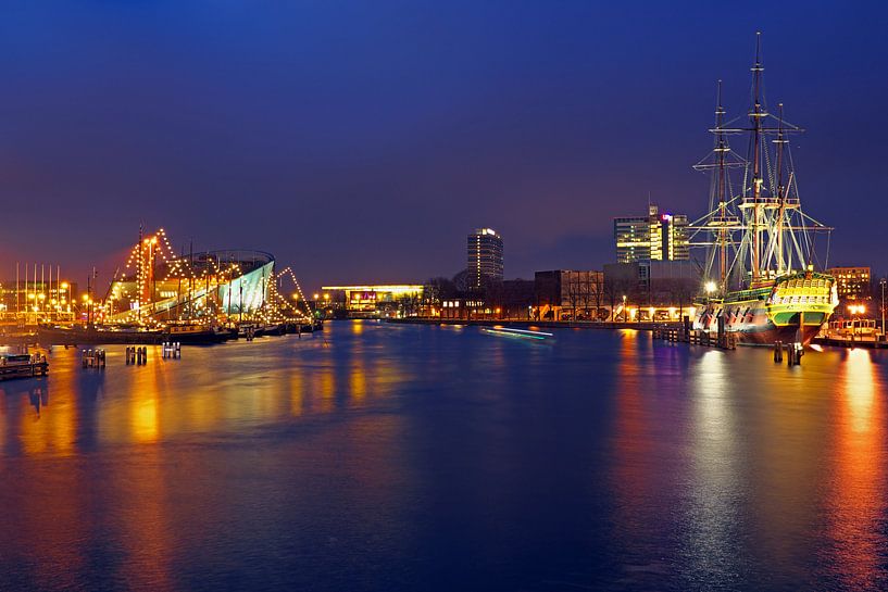 De haven van Amsterdam met het VOC schip bij nacht in Nederland von Eye on You