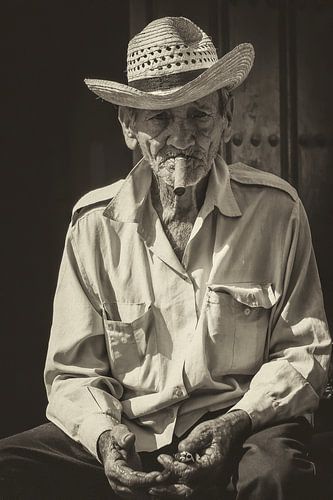 Portret van een Havana rokende, lokale Cubaan in de straten van Havana, Cuba