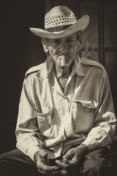 Portrait d'un Cubain local fumant dans les rues de La Havane, Cuba. par Original Mostert Photography