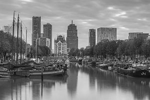 Haringvliet Rotterdam in zwartwit van Ilya Korzelius
