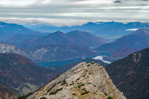 Indrukwekkende bergfoto van de Kotzen in Hinterriß - een krachtig alpenlandschap gekenmerkt door rotsen, bos en een heldere Karwendelsfeer. Perfect voor iedereen die van authentieke bergnatuur houdt.