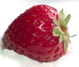 Aardbei op een bedje van slagroom von Sybren Visser