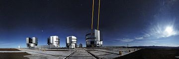 Panorama des Very Large Telescope mit Laserleitsternen von Fred Kamphues