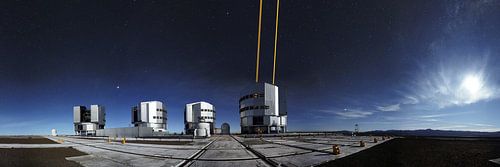 Panorama van de Very Large Telescope met Laser Guide Stars