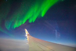 Tanzende Nordlichter aus dem Flugzeug
