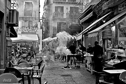 Vucciria fumant à Palerme - monochrome  sur Silva Wischeropp