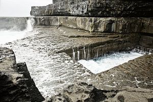 berühmtes "Wurmloch" (Poll na bPeist auf gälisch) in Inishmore, Aran Inseln, Irland von Tjeerd Kruse