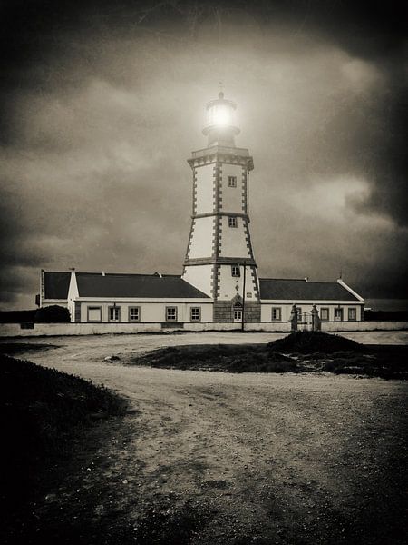 Cape Espichel Leuchtturm auf einer stürmischen Nacht - Schwarz-Weiß-Sepia-Szene von Portugal Iconic Beacon von SPJE ART